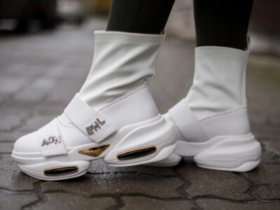 Białe sneakersy ze skarpetą