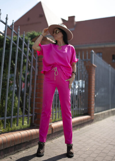 różowy komplet z bluzką z falbankami i spodniami z wysokim stanem