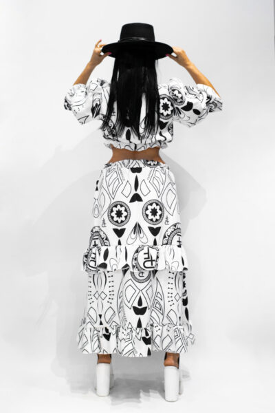 Paparazzi Fashion długa rozkloszowana sukienka z odkrytą talią
