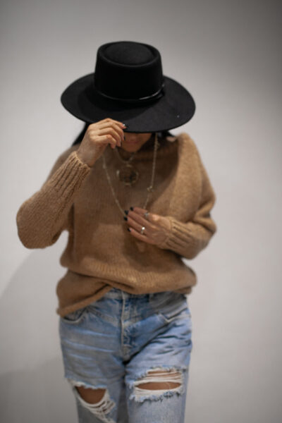 Cocomore luźny brązowy sweter krótszy przód