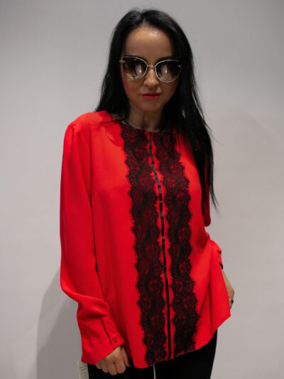Elegancka czerwona bluzka z czarną koronką