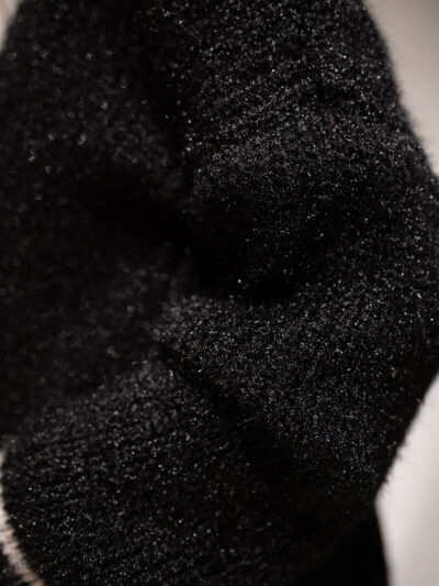 Damski czarny sweter z dekoltem