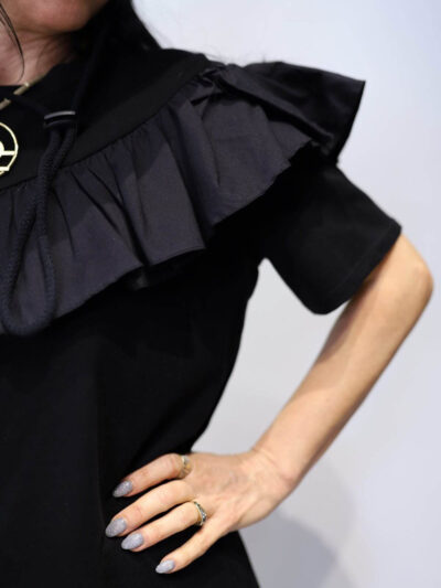 LUMINA czarna bawełniana bluzka z falbaną