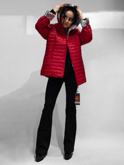 Lekka pikowana kurtka z kapturem plus size czerwona