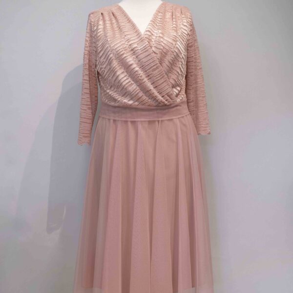 Tiulowa elegancka rozkloszowana sukienka kopertowa