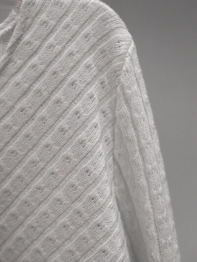 magwa kremowy sweter z dekoltem i srebrną nitką